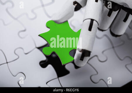 Roboter halten Grüne Puzzle Stockfoto
