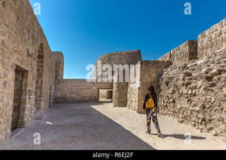 Touristische Wanderungen in die Qal'at al-Bahrain, auch als das Bahrain Fort oder portugiesischen Festung in einem blauen Himmel Tag bekannt. Stockfoto