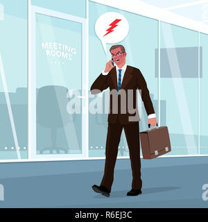 Wütend Geschäftsmann schwört auf Phone im Büro Stockfoto