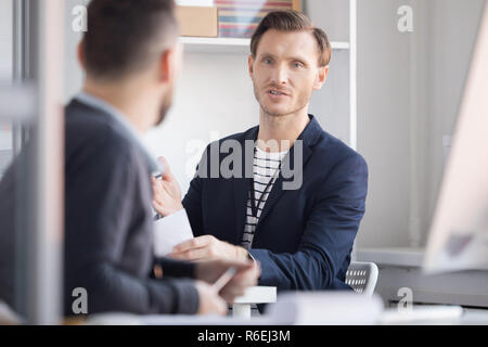Business Leute, die im Büro Stockfoto