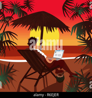 Mann bei der Arbeit am Notebook am Strand bei Sonnenuntergang Stockfoto