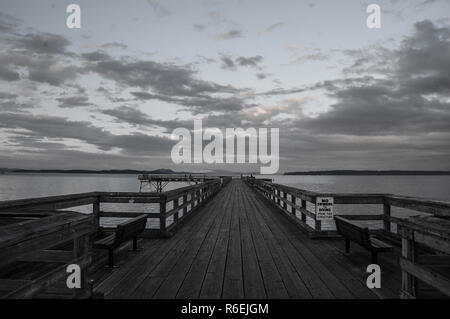 Leere hölzernen Pier in der Abenddämmerung. Sehr ruhig und heiter Stockfoto