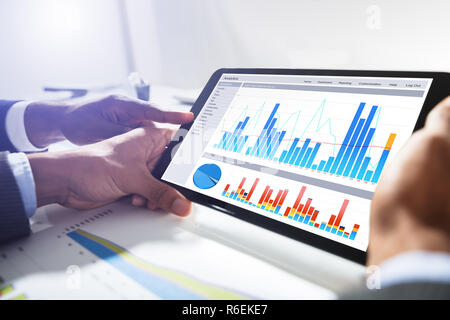 Zwei Geschäftsleute arbeiten gemeinsam an finanziellen Graph Stockfoto