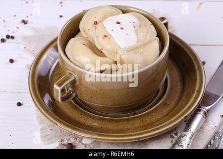 Knödel mit Adyghe Käse Stockfoto