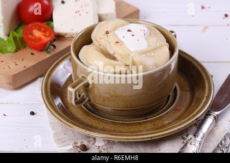 Knödel mit Adyghe Käse Stockfoto
