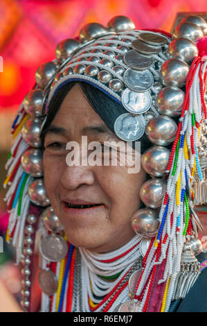 Akha Tribeswoman in traditioneller Kleidung und das Tragen eines kunstvollen Kopfschmuck, Chiang Mai, Thailand Stockfoto