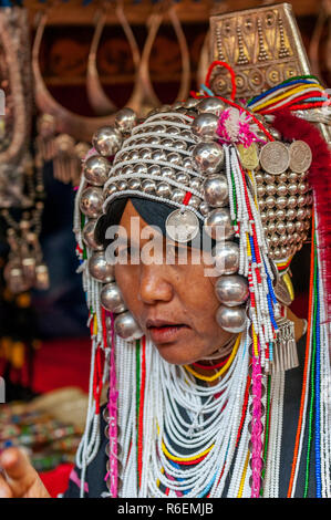 Akha Tribeswoman in traditioneller Kleidung und das Tragen eines kunstvollen Kopfschmuck, Chiang Mai, Thailand Stockfoto