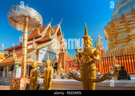 Große Chedi und Sonnenschirm am Wat Phra That Doi Suthep in der Hauptstadt Chiang Mai in Chiang Mai Provinz Thailand Stockfoto