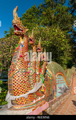 Detail der Sieben vorangegangen Naga bewacht die 300 Stufen zum Wat Phrathat Doi Suthep, Chiang Mai, Thailand Stockfoto