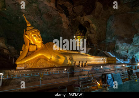 Goldene Statuen von Buddha in Cave Tempel Wat Tham Suwankhuha Monkey Cave (Höhle) In Phang Nga, Thailand Stockfoto