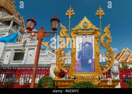 Porträt des neuen König Maha Vajiralongkorn Bodindradebayavarangkun oder Rama X, Im Tempel des Goldenen Buddha, Wat Traimit, Bangkok, Thailand Stockfoto