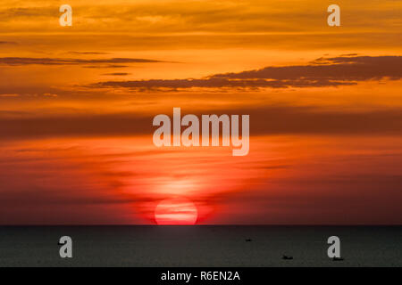 Sonnenuntergang am Strand, Thailand, Koh Chang Stockfoto