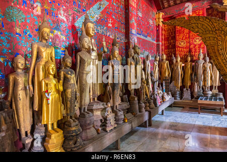 Buddha Statuen in der grabkunst Beförderung Hall, Wat Xieng Thong, Luang Prabang, Laos, Indochina, Asien Stockfoto