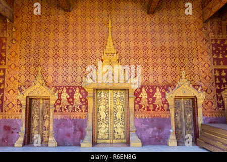Kunstvolle Schnitzereien am Wat Saen die Eingangstür, Luang Prabang, Laos Stockfoto