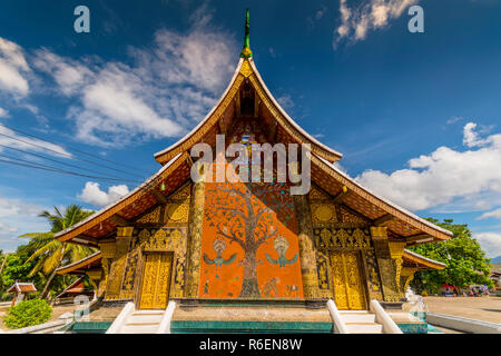 Der Westen mit seiner Fassade Painted-Mosaic Baum des Lebens im Wat Xieng Thong Tempel, Luang Prabang, Laos Stockfoto