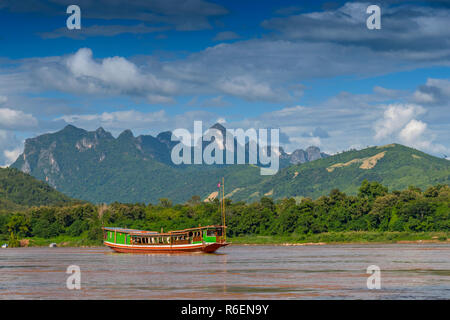 Touristische Schifffahrt auf dem Mekong Fluss, Luang Prabang, Laos, Asien Stockfoto