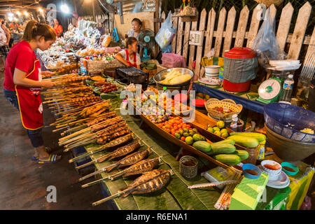 Ein Sortiment von gekochtem Lao Lebensmittel verkauft werden, von Ständen auf der beliebten Abend essen Markt in Luang Prabang Laos Stockfoto