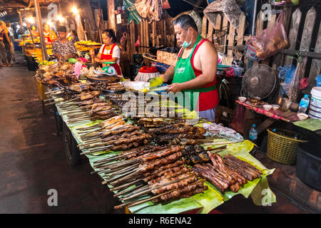 Ein Sortiment von gekochtem Lao Lebensmittel verkauft werden, von Ständen auf der beliebten Abend essen Markt in Luang Prabang Laos Stockfoto