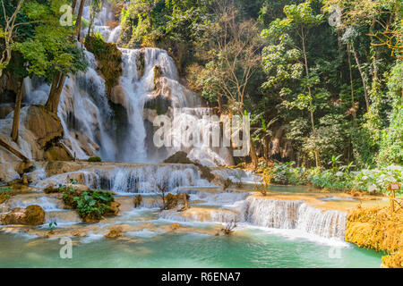 Pool und Wasserfall in der Tat Kuang Si Wasserfall System in der Nähe von Luang Prabang in Laos, Indochina, Asien Stockfoto