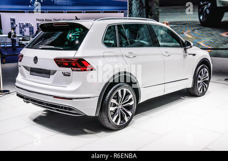 FRANKFURT - Sept. 2015: Volkswagen VW R-Line auf der IAA International Motor Show vorgestellt am 20. September 2015 in Frankfurt am Main, Deutschland Stockfoto