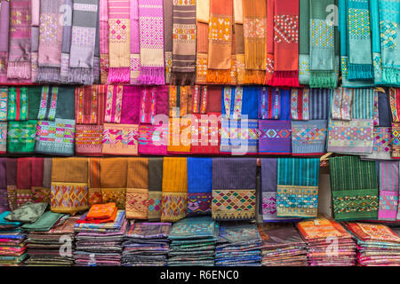 Seiden in Markt, Luang Prabang, Laos, Indochina, Südostasien Stockfoto