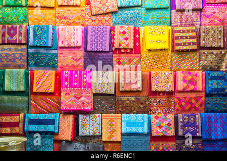 Seiden in Markt, Luang Prabang, Laos, Indochina, Südostasien Stockfoto