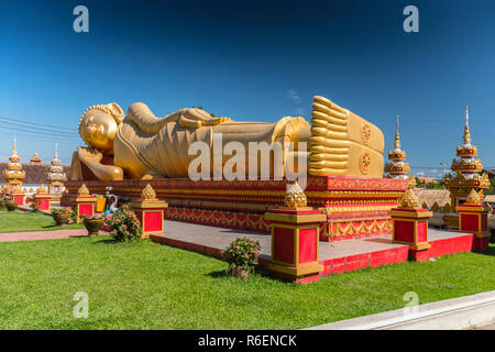 Riesige Gold stützenden schlafenden Buddha Statue in der Nähe von Wat That Luang Temple, Vientiane, Laos Stockfoto