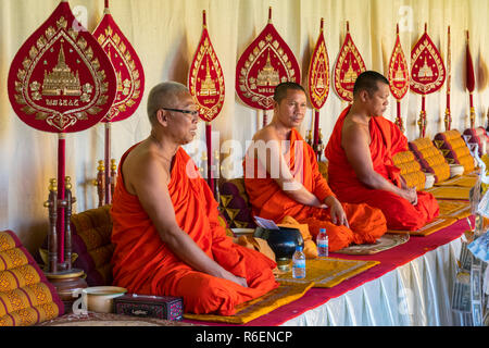 Pha That Luang, sitzt die buddhistischen Mönche singen und lesen Gebete an einer Zeremonie Vientiane Laos Stockfoto
