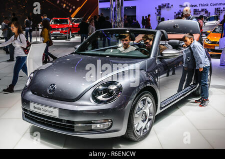 FRANKFURT - Sept. 2015: Volkswagen VW Beetle Cabriolet auf der IAA International Motor Show am 20. September vorgelegt, 2015 in Frankfurt am Main, Deutschland Stockfoto