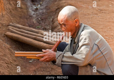 Älterer Mann aus dem Volk der Akha, Hill Tribe, Provinz Chiang Rai, Nordthailand Stockfoto