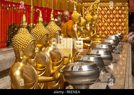 Zeile des Goldenen Buddhas im Wat Prathat Doi Suthep, Chiang Mai, Thailand Stockfoto