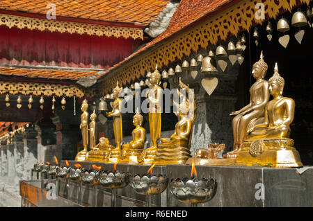 Zeile der Kleinen Goldenen Buddha Statue im Wat Prathat Doi Suthep, Chiang Mai, Thailand Stockfoto