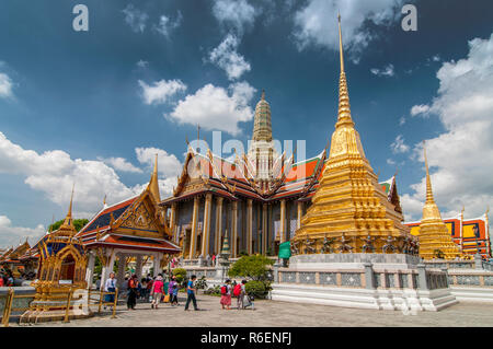 Royal Panthenon genannt Prasat Phra Thap Bidon, hinter einem vergoldeten Chedi, Grand Palace, Bangkok, Thailand Stockfoto