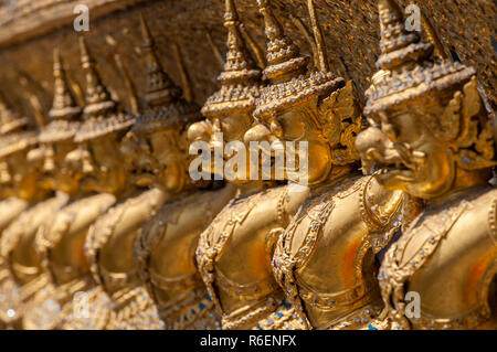 Garudas und Nagas auf externen Dekorationen Der ubosoth, Wat Phra Kaew Tempel, Grand Palace, Bangkok, Thailand Stockfoto