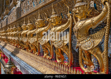 Garudas und Nagas auf externen Dekorationen Der ubosoth, Wat Phra Kaew Tempel, Grand Palace, Bangkok, Thailand Stockfoto