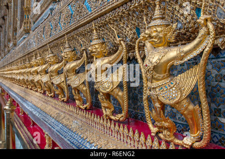 Garudas und Nagas auf externen Dekorationen Der ubosoth, Wat Phra Kaew Tempel, Grand Palace, Bangkok, Thailand Stockfoto