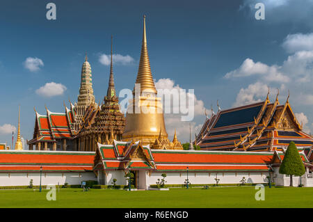 Phra Chedi Siratana Gold Stupa und Phra Mondop Im Wat Phra Kaeo (keo) Tempel am königlichen Palast in Bangkok, Thailand Stockfoto