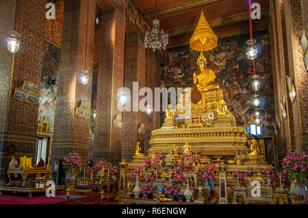 Die wichtigsten Buddha Bild von Phra Buddha Deva Patimakorn in der Kapelle oder Aula, Wat Pho, Bangkok, Thailand Stockfoto