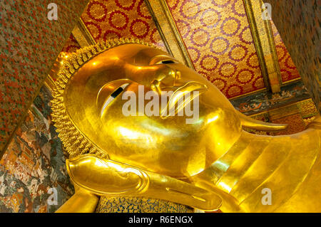 Riesige liegende Buddha, Wat Pho (Tempel des Liegenden Buddha), Bangkok, Thailand Stockfoto