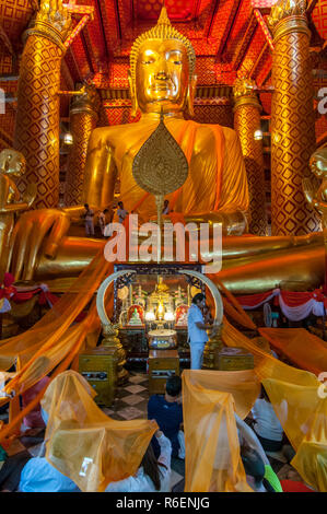 Buddha Statue im Wat Phanan Choeng Tempel in Ayutthaya, Thailand Stockfoto