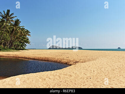 Palm Cove Beach View offshore Schauen gut aus um die Rückseite der geschlossen Creek outlet Teich Stockfoto