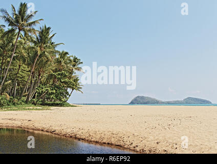 Palm Cove Beach gut vom aus- geschlossen Creek outlet Teich Stockfoto