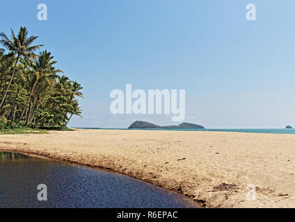 Palm Cove Beach View offshore Schauen gut aus um die Rückseite der geschlossen Creek outlet Teich Stockfoto