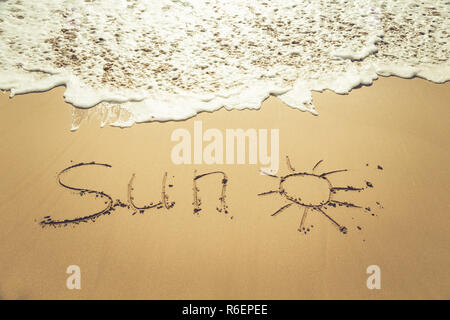 Die Inschrift auf dem Sand. Inschrift auf der Bank des oceansun. Stockfoto