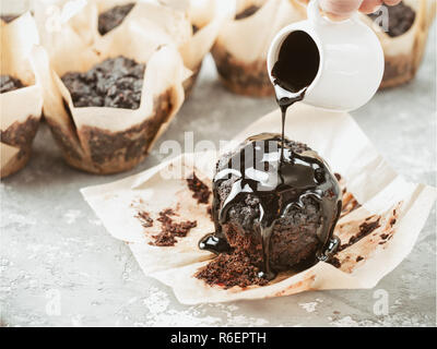 Rote Beete Schokolade Muffins close-up Stockfoto