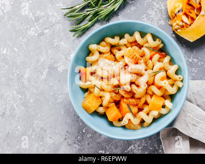 Fusilli mit Kürbis, Rosmarin und Brie Stockfoto