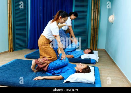 Zwei thailändischen Masseurinnen synchron, Thai Massage. Stockfoto