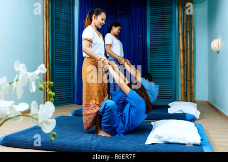 Zwei thailändischen Masseurinnen synchron, Thai Massage. Stockfoto