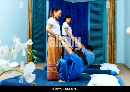 Zwei thailändischen Masseurinnen synchron, Thai Massage. Stockfoto