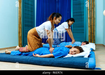 Zwei thailändischen Masseurinnen synchron, Thai Massage. Stockfoto